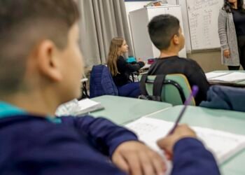 Professor brasileiro perde 21% do tempo de aula para manter disciplina