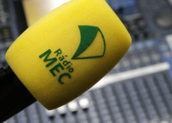 Rádio MEC estreia temporada de crônicas de Ruy Castro e Heloisa Seixas