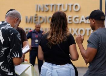 Famílias se cadastram para reconhecer corpos no IML do Rio