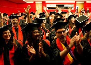 Formandos da Universidade das Quebradas celebram periferia na ABL