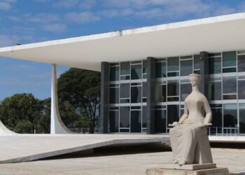 Em carta de próprio punho, Martins pede a Moraes volta de advogados