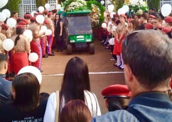 Enterro de jovem esfaqueado no DF é marcado por pedido de justiça