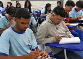 Participante do Pé-de-Meia ganha R$ 200 se fizer dois dias de Enem