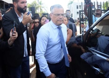 Defesa de Bolsonaro diz que tornozeleira humilha e nega plano de fuga