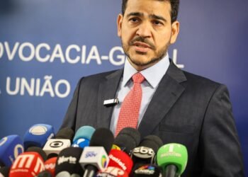 Lula indica Messias para vaga de Barroso no STF