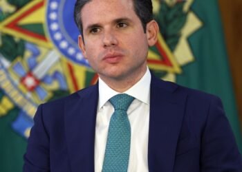 Com fuga de Ramagem, Motta proíbe deputados de votarem do exterior