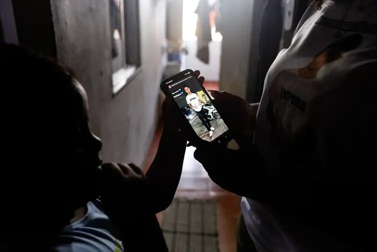 Tânia Rêgo/Agência Brasil Rio de Janeiro (RJ), 02/11/2025 -Tauã Brito, mãe de Wellington, morto durante a Operação Contenção no Complexo da Penha, mostra foto do filho em seu celular. Foto: Tânia Rêgo/Agência Brasil
