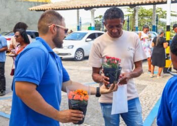 SEMAN recepciona amigos e familiares de falecidos com flores, música e café da manhã – Prefeitura Municipal de Candeias.