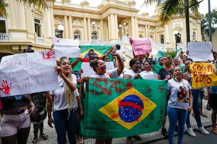 Rio de Janeiro (RJ), 29/10/2025 - Protesto contra a operação policial que deixou mais de 119 pessoas mortas no Complexo da Penha, em frente ao Palácio Guanabara, sede do governo do Estado.
Foto: Fernando Frazão/Agência Brasil