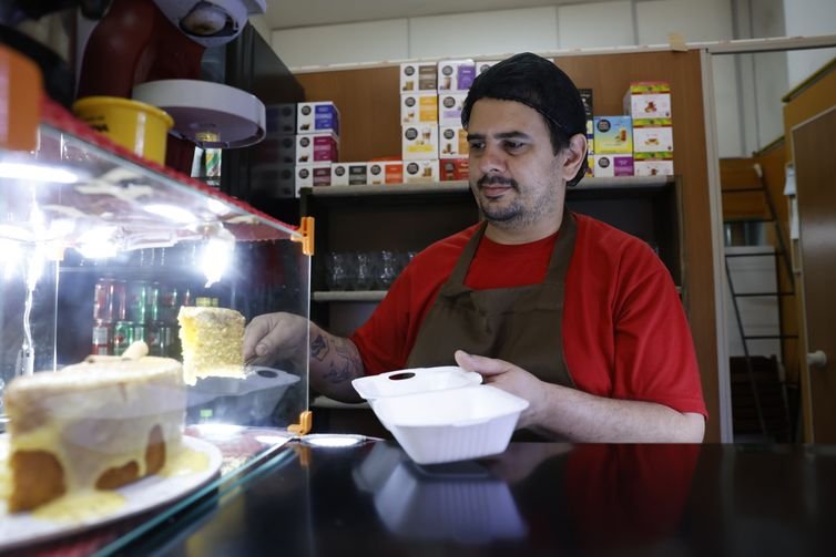 Rio de Janeiro (RJ), 12/01/2025 – Weksson Araújo atende cliente na Doceria Gulosinho, na Lapa. Novo decreto moderniza o Programa de Alimentação do Trabalhador (PAT) e traz novas regras ao sistema de vale-alimentação e vale-refeição. Foto: Fernando Frazão/Agência Brasil