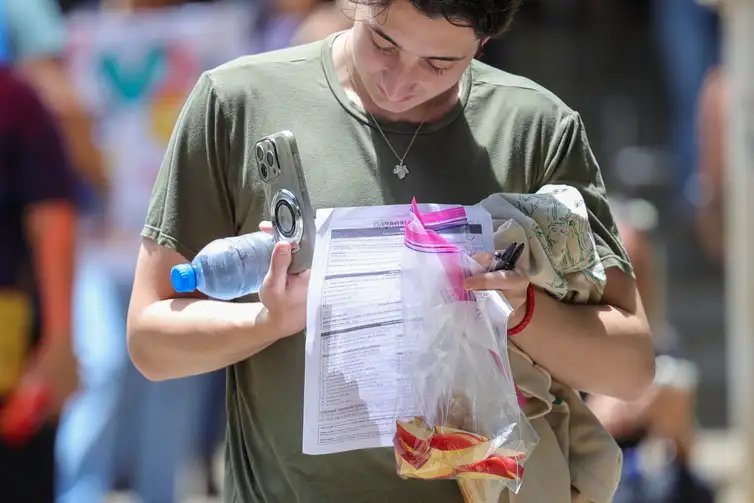 Brasília (DF) 09/11/2025 - Candidatos chegam para fazer a prova nesse primeiro dia de Enem Foto: Fabio Rodrigues-Pozzebom/ Agência Brasil