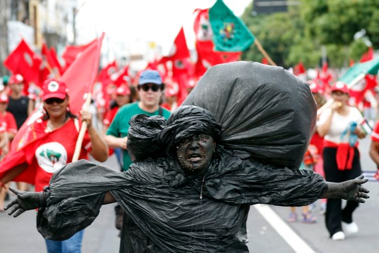 Bruno Peres/Agência Brasil Belém (PA), 14/11/2025 - Marcha Global pelo Clima, evento paralelo à COP30. Foto: Bruno Peres/Agência Brasil