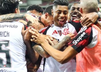 Flamengo goleia Sport e assume liderança; Palmeira vence Santos