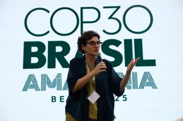 Tânia Rêgo/Agência Brasil Belém (PA), 17/11/2025 - A secretária Nacional de Segurança Alimentar, Lilian Rahal, fala durante ato de entrega simbólica dos kits da Agricultura Familiar (PAA) para os voluntários da COP30, no Pavilhão Brasil. Foto: Tânia Rêgo/Agência Brasil