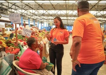 Técnicos da SEMDTE promove ação do Acelera MEI para feirantes da Central de Abastecimento – Prefeitura Municipal de Candeias.