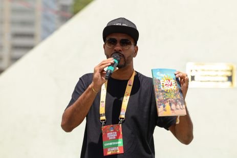 Tomaz Silva/Agência Brasil Rio de Janeiro (RJ), 20/11/2025 – O escritor Geraldo Coelho lança seu livro Favelismo, a revolução que vem das favelas durante ato do Dia da Consciência Negra no Monumento a Zumbi dos Palmares, no centro do Rio de Janeiro. Foto: Tomaz Silva/Agência Brasil