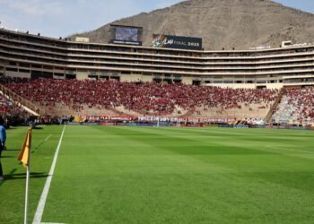 Ônibus atrasa e final da Libertadores começará às 18h30 (de Brasília)