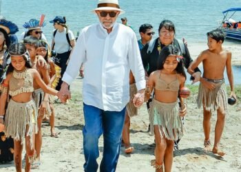 Lula visita aldeia indígena e promete energia para 4,3 mil famílias