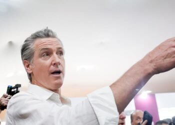 Governador democrata da Califórnia critica ausência dos EUA na COP30
