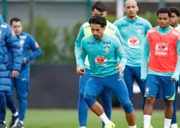 Com equipe completa, Ancelotti comanda atividade em Londres