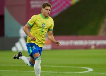 Brasil marca no último minuto e garante vaga na semi do Mundial Sub-17