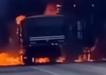 Colisão entre carretas provocou incêndio e interditou BR-116 na Bahia