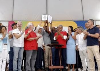 Governo do Estado autoriza pavimentação da BA-884 e entrega de equipamentos de segurança e saúde em Cairu | SECOM