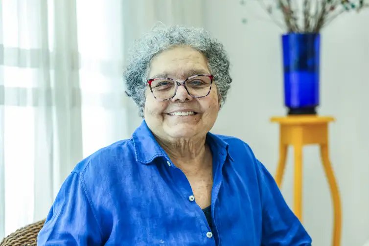 Rio de Janeiro (RJ), 19/11/2025 A cineasta Adélia Sampaio, homenageada na 7ª Mostra Competitiva de Cinema Negro, durante entrevista à Agência Brasil, no Leblon, zona sul do Rio de Janeiro Foto: Tomaz Silva/Agência Brasil