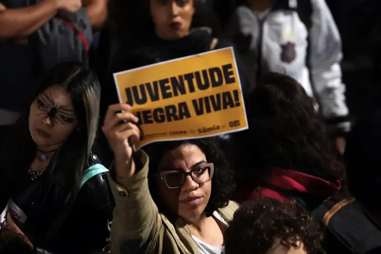 São Paulo (SP), 31/10/2025 - Pessoas na Avenida Paulista durante manifestação contra a operação policial Contenção no Rio de Janeiro. Foto: Paulo Pinto/Agência Brasil