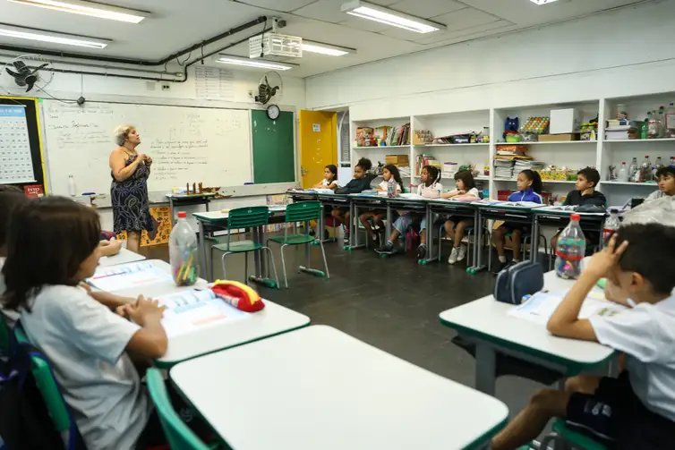Rio de Janeiro (RJ), 04/06/2025 – A professora do Centro Integrado de Educação Pública (CIEP) 001, Maria Aparecida Castro durante aula na instituição, no Catete, na zona sul da capital fluminense. Foto: Tomaz Silva/Agência Brasil