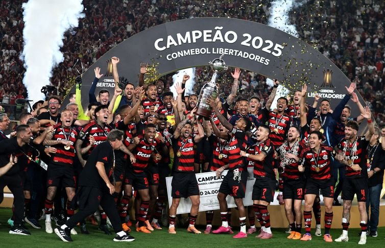 REUTERS/Sebastian Castaneda/Direitos reservados Soccer Football - Copa Libertadores - Final - Palmeiras v Flamengo - Estadio Monumental, Lima, Peru - November 29, 2025 Flamengo players celebrate with the trophy after winning the Copa Libertadores REUTERS/Sebastian Castaneda TPX IMAGES OF THE DAY