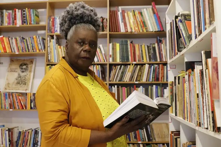 Fernando Frazão/Agência Brasil/Arquivo Rio de Janeiro (RJ), 20/07/2023 - A escritora Conceição Evaristo lança a Casa Escrevivência, um espaço aberto ao público com biblioteca, no Largo da Prainha. Foto: Fernando Frazão/Agência Brasil/Arquivo