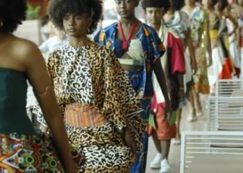 Estudantes da rede estadual celebram a cultura afro-brasileira com desfile de moda em shopping de Salvador | SECOM