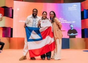 Professora da rede estadual de Santa Bárbara conquista o 2º lugar no Prêmio Nacional Liga STEAM, no Festival LED, em BH | SECOM