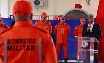 Governador participa de cerimônia em reconhecimento aos 49 bombeiros militares que atuaram nas enchentes do Rio Grande do Sul | SECOM