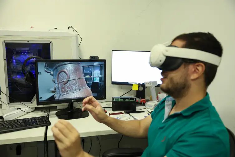 Rio de Janeiro (RJ), 07/11/2025 – Aluno interage com vaso Marajoara em realidade aumentada 3D, no Biodesign Lab PUC-Rio na zona sul do Rio de Janeiro. Foto: Tomaz Silva/Agência Brasil