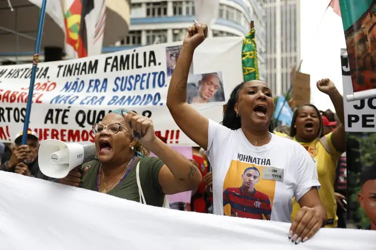Rio de Janeiro (RJ), 07/09/2025 – Ana Paula Oliveira, mãe de Jonatha jovem negro morto por um policial militar em 2014 e cofundadora do Movimento Mães de Manguinhos, participa do Grito dos Excluídos e Excluídas na região central da cidade. Foto: Fernando Frazão/Agência Brasil