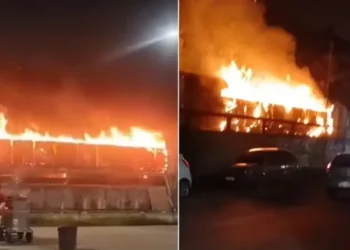 Possível ação do crime incendeia vagão de trem de carga em movimento