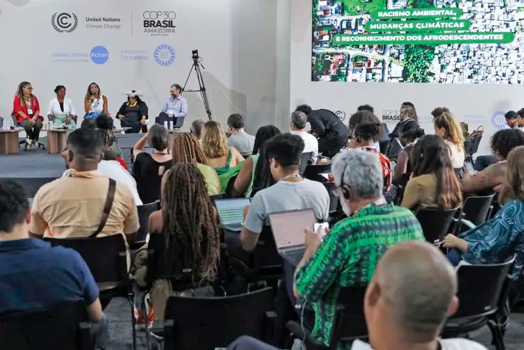 Bruno Peres/Agência Brasil Belém (PA), 13/11/2025 - Vice-presidente da Colômbia, Francia Márquez, a ministra da Igualdade Racial, Anielle Franco, e a ministra dos Povos Indígenas, Sônia Guajajara, participam do painel Racismo Ambielntal e Mudanças Climáticas, na Zona Azul da COP30. Foto: Bruno Peres/Agência Brasil