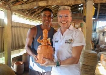 Wesley Souza, artista de Maragogipinho, ganha destaque ao ter escultura entregue a Maria Bethânia pelo Governo da Bahia | SECOM
