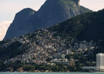 Projeto qualifica mototaxistas de favelas do Rio para atuar no turismo