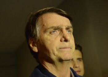 Defesa de Bolsonaro pede prisão domiciliar humanitária ao STF