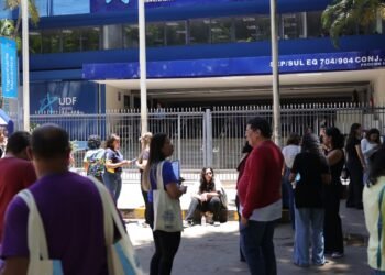 Estudantes chegam cedo para o Enem e relatam histórias de superação