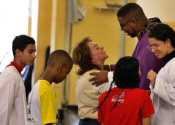 Em igreja na Penha, fiéis rezam por paz e proteção em semana de horror