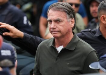 Defesa de Bolsonaro reitera pedido por cirurgia e prisão domiciliar