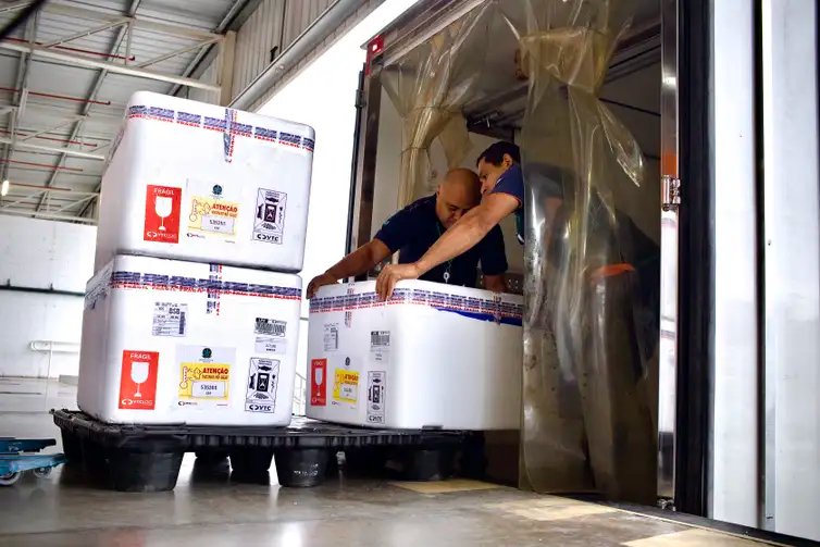 João Risi/MS Brasília (DF), 02/12/2025 - Chegada de Vacinas para Bronquiolite (VSR). Fotos: João Risi/MS