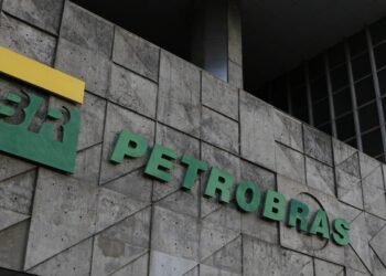 Funcionários da Petrobras entram em greve por tempo indeterminado