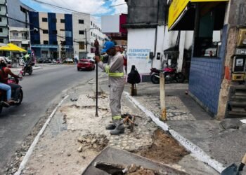 SEMAN realiza serviços de limpeza e recuperação de calçadas no centro da cidade – Prefeitura Municipal de Candeias.