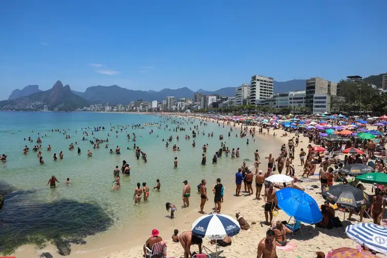 Rio de Janeiro (RJ), 26/12/2025 – Cariocas e turistas vão à praia em dia de forte calor no Rio de Janeiro. Foto: Tomaz Silva/Agência Brasil