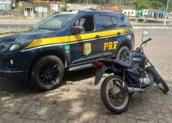 PRF apreende carro placas clonadas e motocicleta abandonada na BR